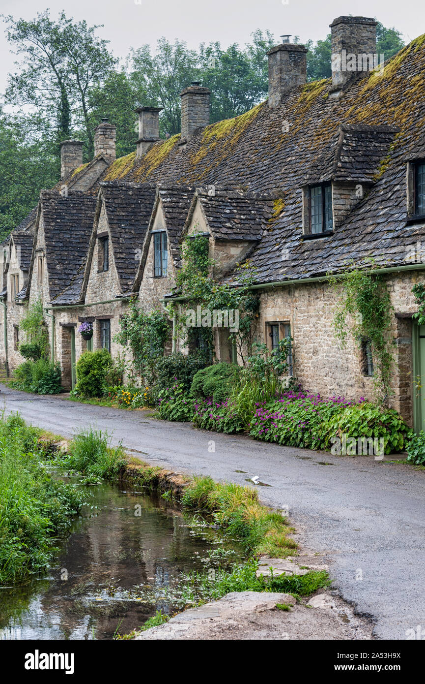 Chalets traditionnels en pierre de Cotswold construit de calcaire jaune distinctif dans le monde célèbre Arlington Row, Bibury, Gloucestershire, Angleterre Banque D'Images