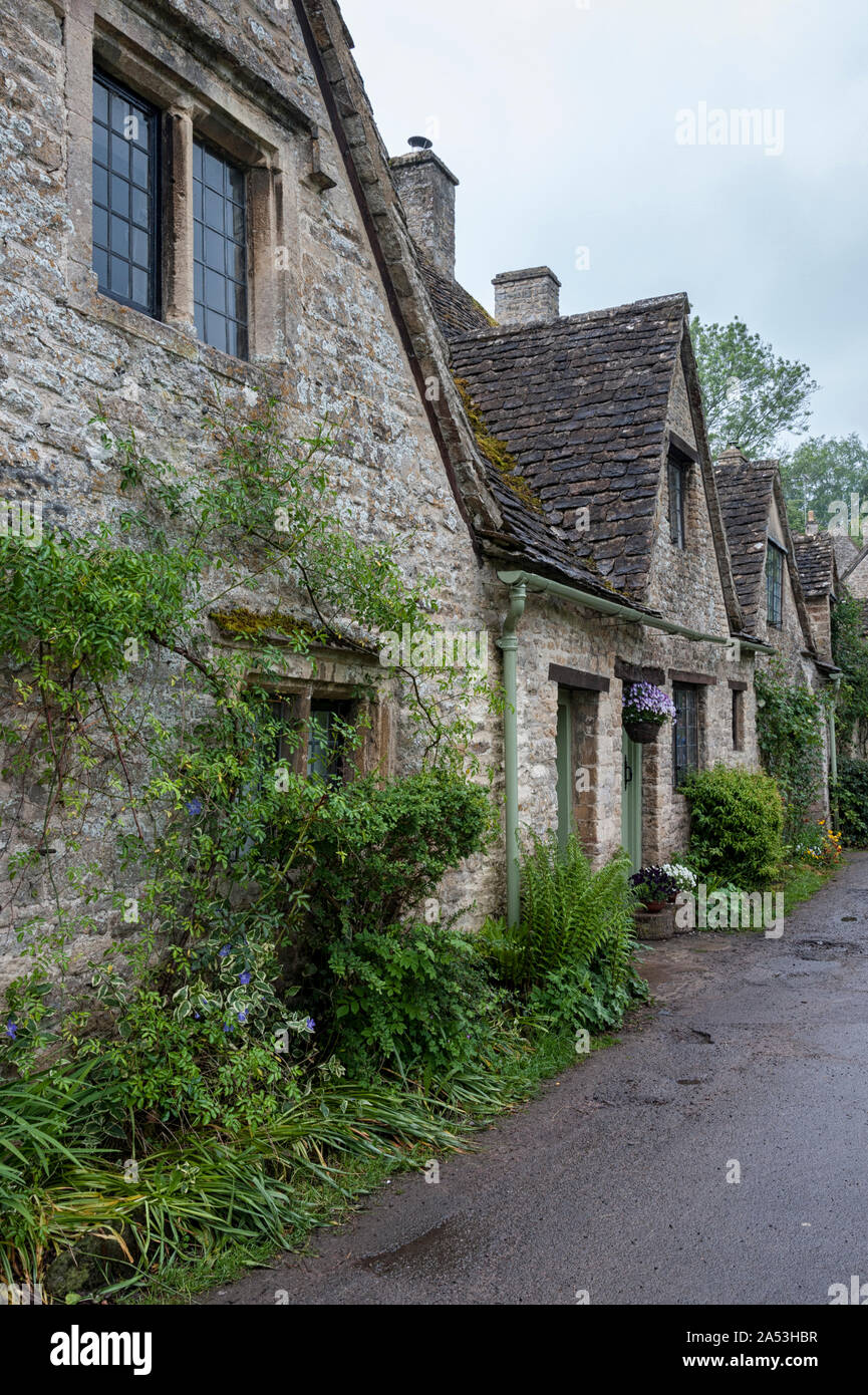 Chalets traditionnels en pierre de Cotswold construit de calcaire jaune distinctif dans le monde célèbre Arlington Row, Bibury, Gloucestershire, Angleterre Banque D'Images