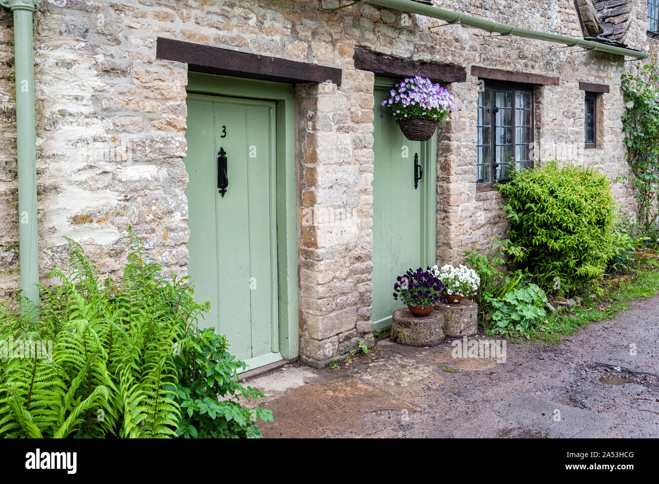 Chalets traditionnels en pierre de Cotswold construit de calcaire jaune distinctif dans le monde célèbre Arlington Row, Bibury, Gloucestershire, Angleterre Banque D'Images