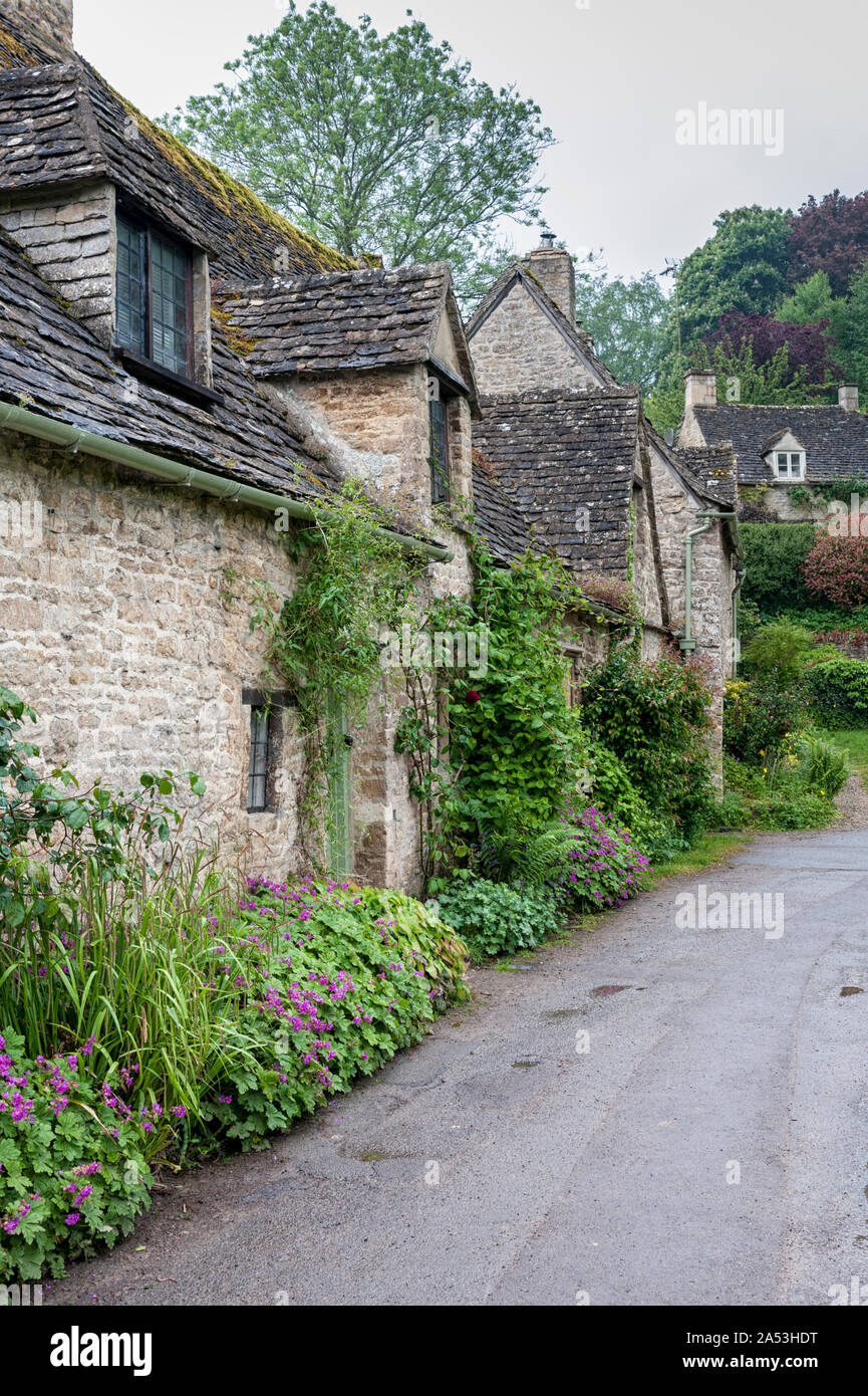Chalets traditionnels en pierre de Cotswold construit de calcaire jaune distinctif dans le monde célèbre Arlington Row, Bibury, Gloucestershire, Angleterre Banque D'Images