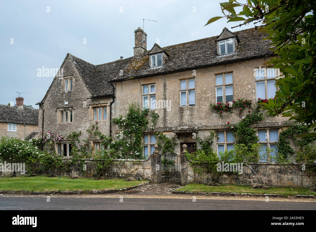 Chalets traditionnels en pierre de Cotswold construit de calcaire jaune distinctif, dans le magnifique village de Bibury, Gloucestershire, Angleterre Banque D'Images