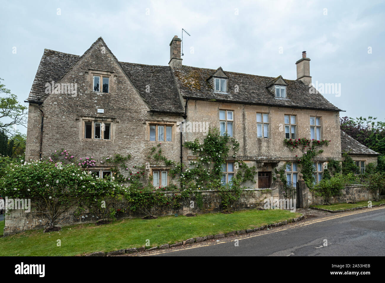 Chalets traditionnels en pierre de Cotswold construit de calcaire jaune distinctif, dans le magnifique village de Bibury, Gloucestershire, Angleterre Banque D'Images