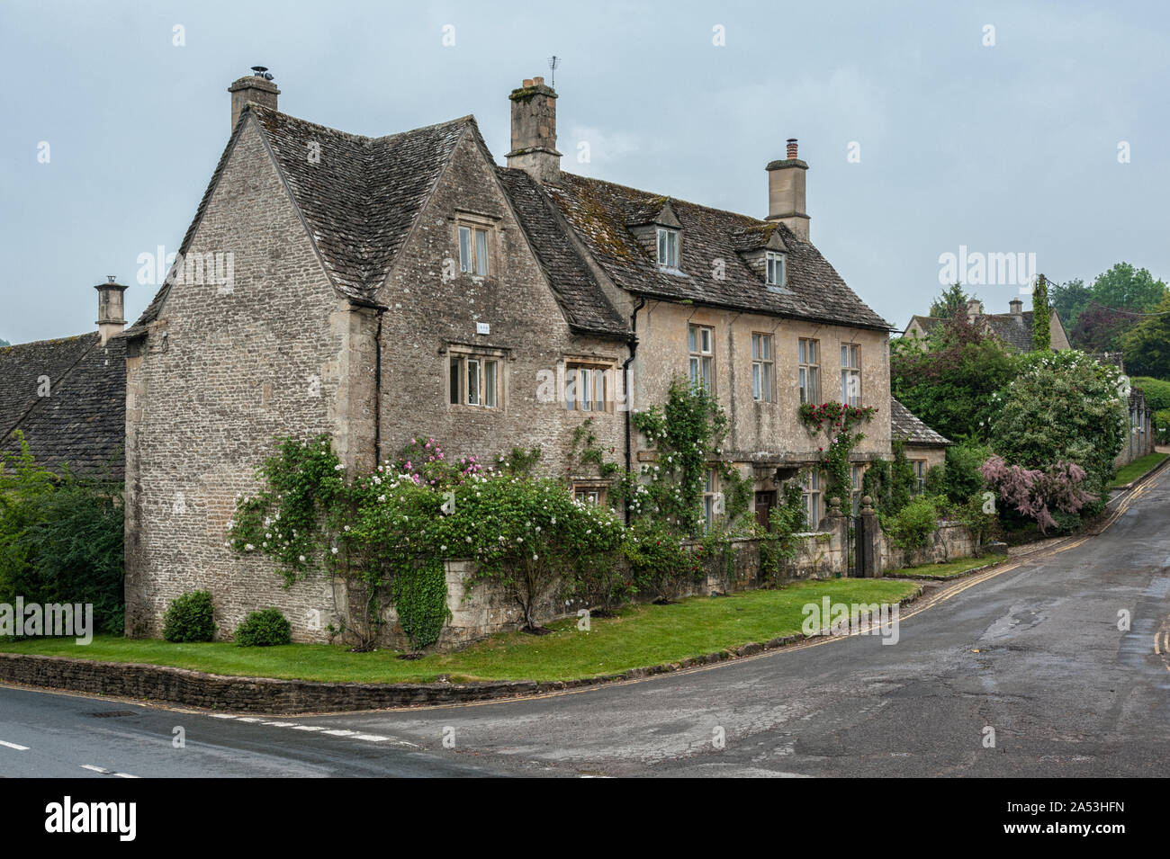 Chalets traditionnels en pierre de Cotswold construit de calcaire jaune distinctif, dans le magnifique village de Bibury, Gloucestershire, Angleterre Banque D'Images