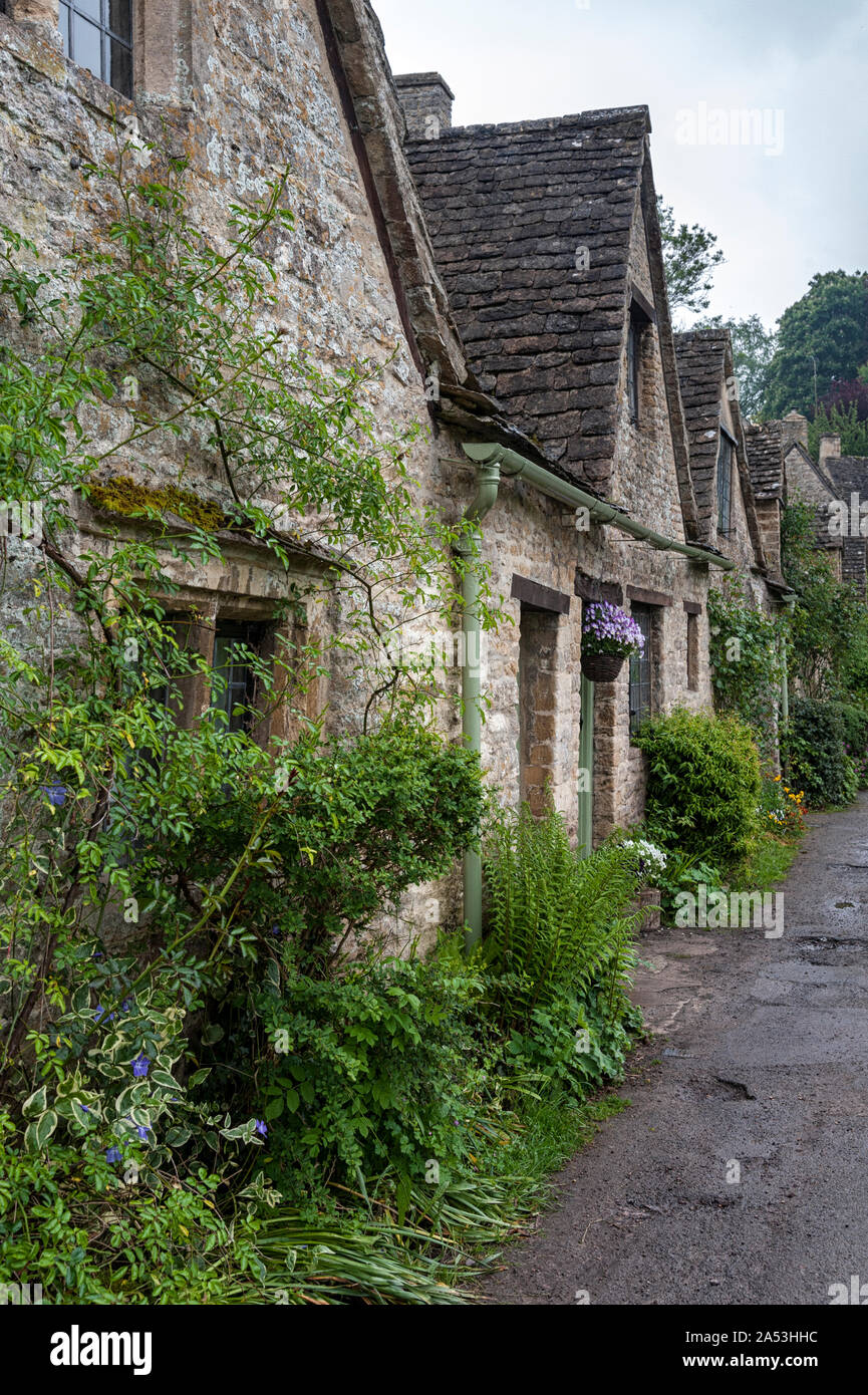 Chalets traditionnels en pierre de Cotswold construit de calcaire jaune distinctif dans le monde célèbre Arlington Row, Bibury, Gloucestershire, Angleterre Banque D'Images