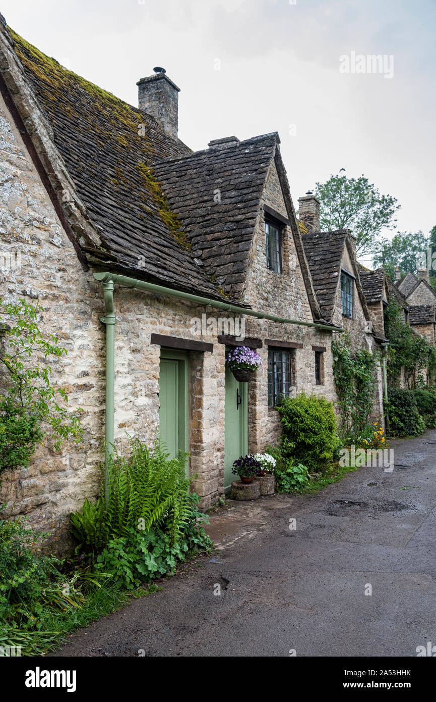 Chalets traditionnels en pierre de Cotswold construit de calcaire jaune distinctif dans le monde célèbre Arlington Row, Bibury, Gloucestershire, Angleterre Banque D'Images