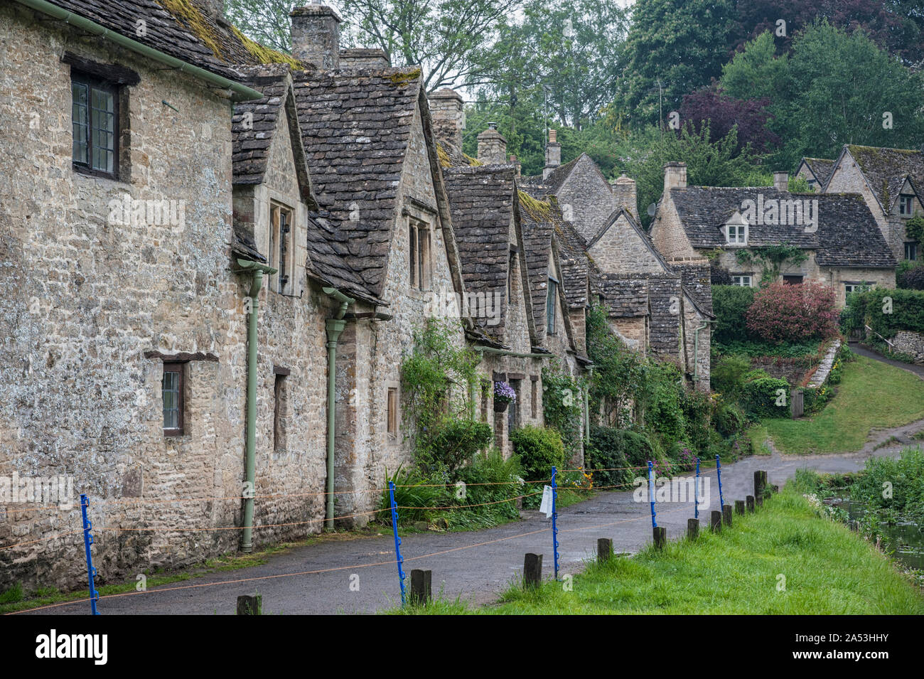Chalets traditionnels en pierre de Cotswold construit de calcaire jaune distinctif dans le monde célèbre Arlington Row, Bibury, Gloucestershire, Angleterre Banque D'Images