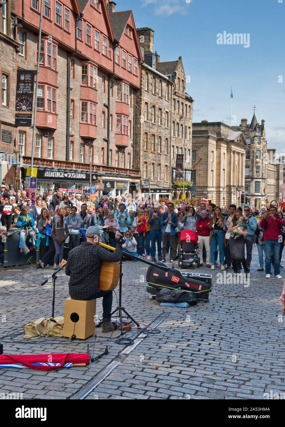Rue musicien Participants et public sur le Royal Mile. Festival Fringe d'Édimbourg, Écosse Banque D'Images