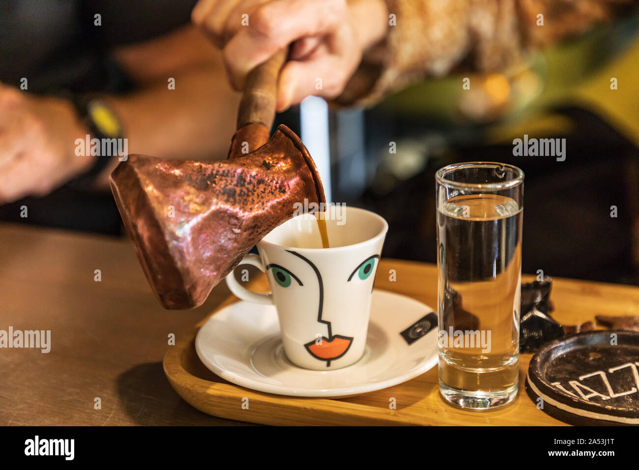 L'Asie de l'Ouest. L'Eurasie. Caucase du Sud. République d'Arménie. Erevan. 16 août, 2018. Café servi dans une marmite en cuivre traditionnel. Banque D'Images