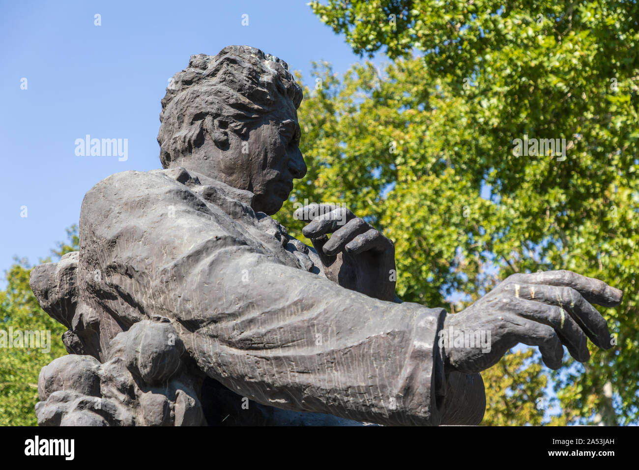 L'Arménie. Erevan. 16 août, 2018. Statue du compositeur Aram Khatchatourian par Yu. Petrosyan, 1999, en face de l'Opéra. Banque D'Images