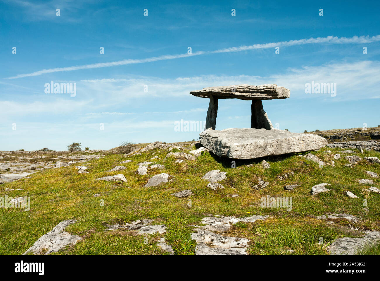 Cairn de Poulnabrone portal ou tombeau est le plus ancien monument mégalithique d'Irlande. Banque D'Images