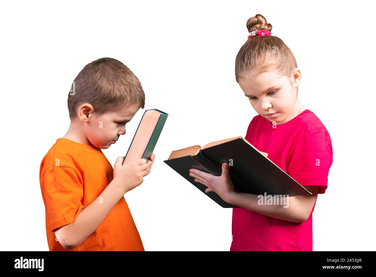 Petit garçon et fille avec des livres. Isolé sur un fond blanc. Banque D'Images