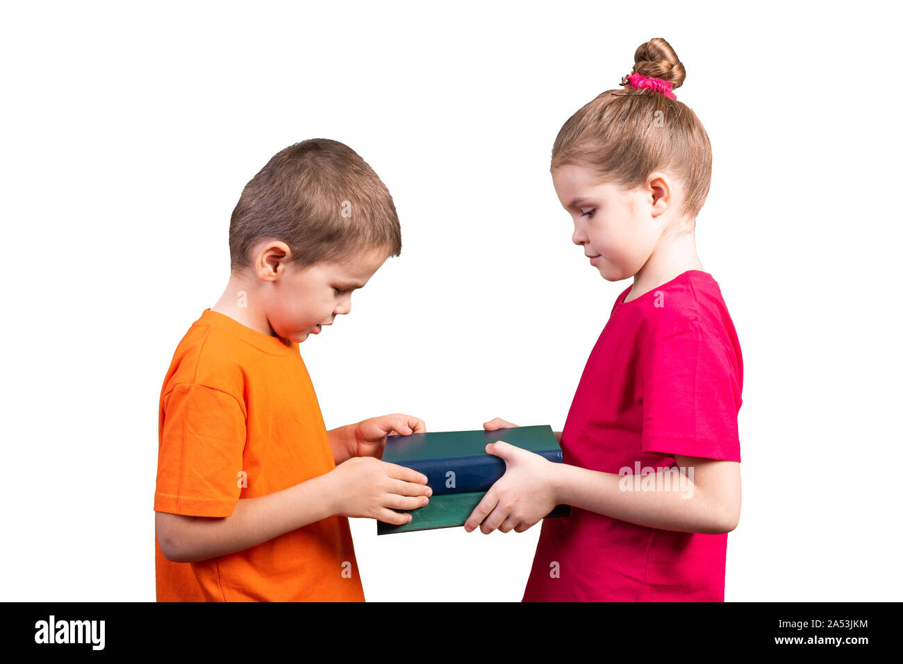 Une petite fille mains livres pour un petit garçon. Isolé sur un fond blanc. Banque D'Images