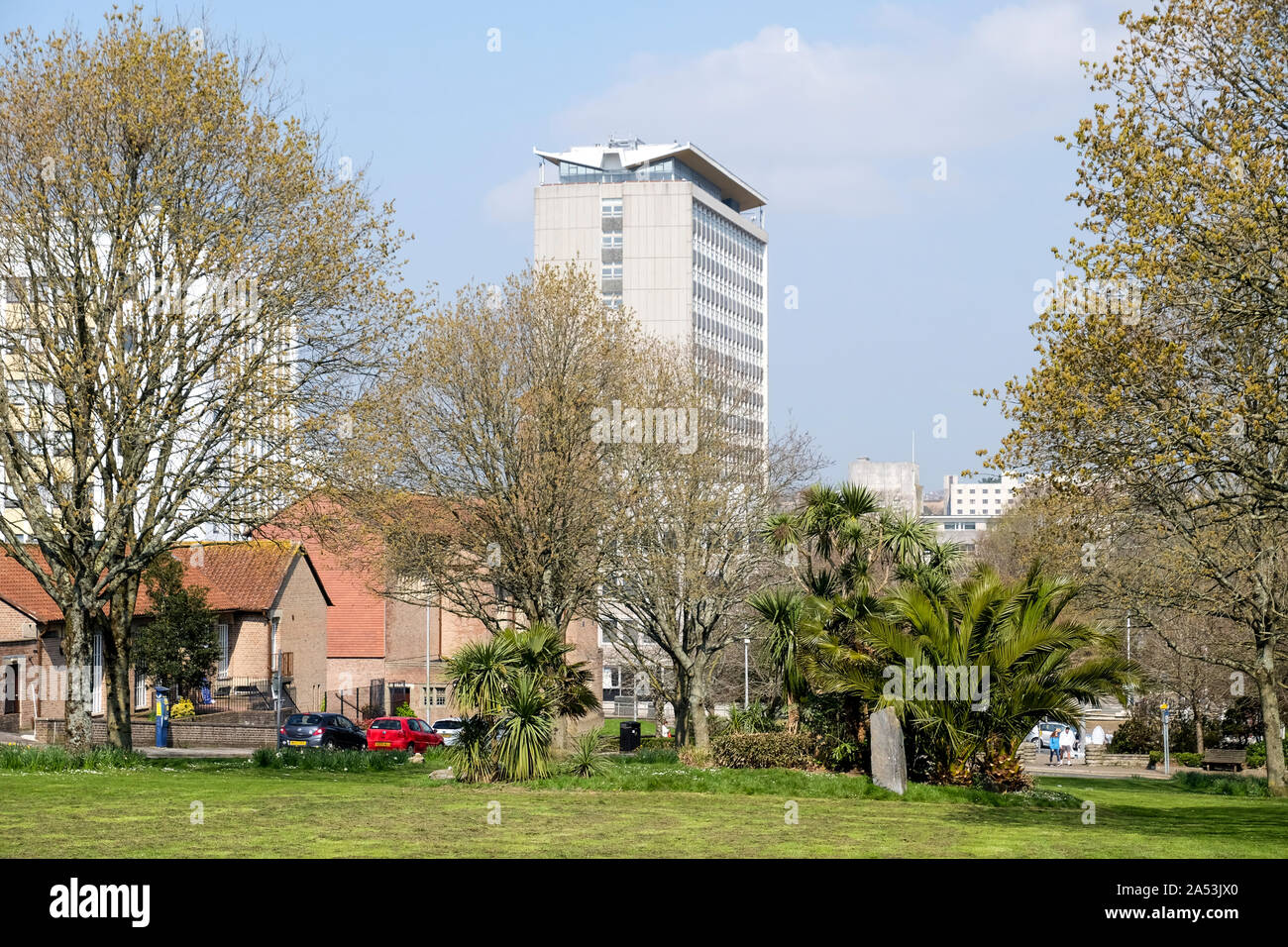 L'architecture moderne du centre-ville de Plymouth avec le Centre Civique, sur une journée de printemps ensoleillée. Banque D'Images