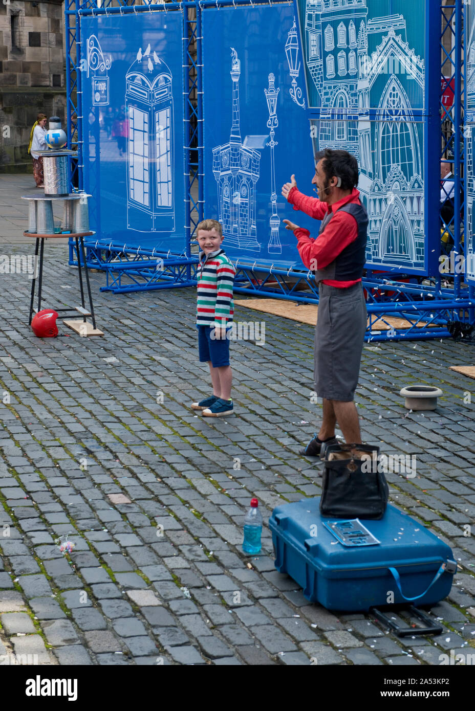 Jeune garçon dans le public prenant part à la rue. Edinburgh Fringe Festival. Royal Mile, Ecosse Banque D'Images