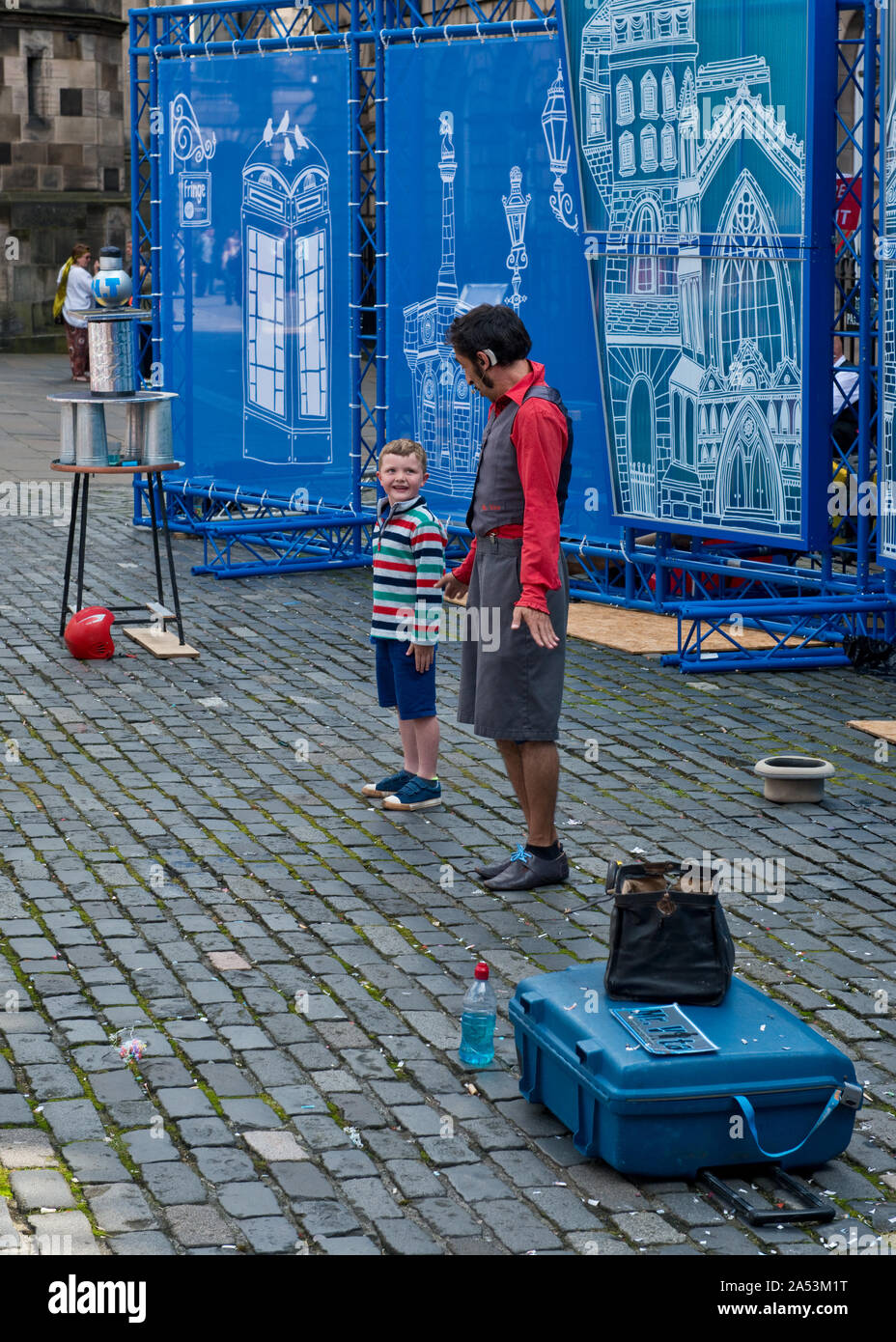 Jeune garçon dans le public prenant part à la rue. Edinburgh Fringe Festival. Royal Mile, Ecosse Banque D'Images