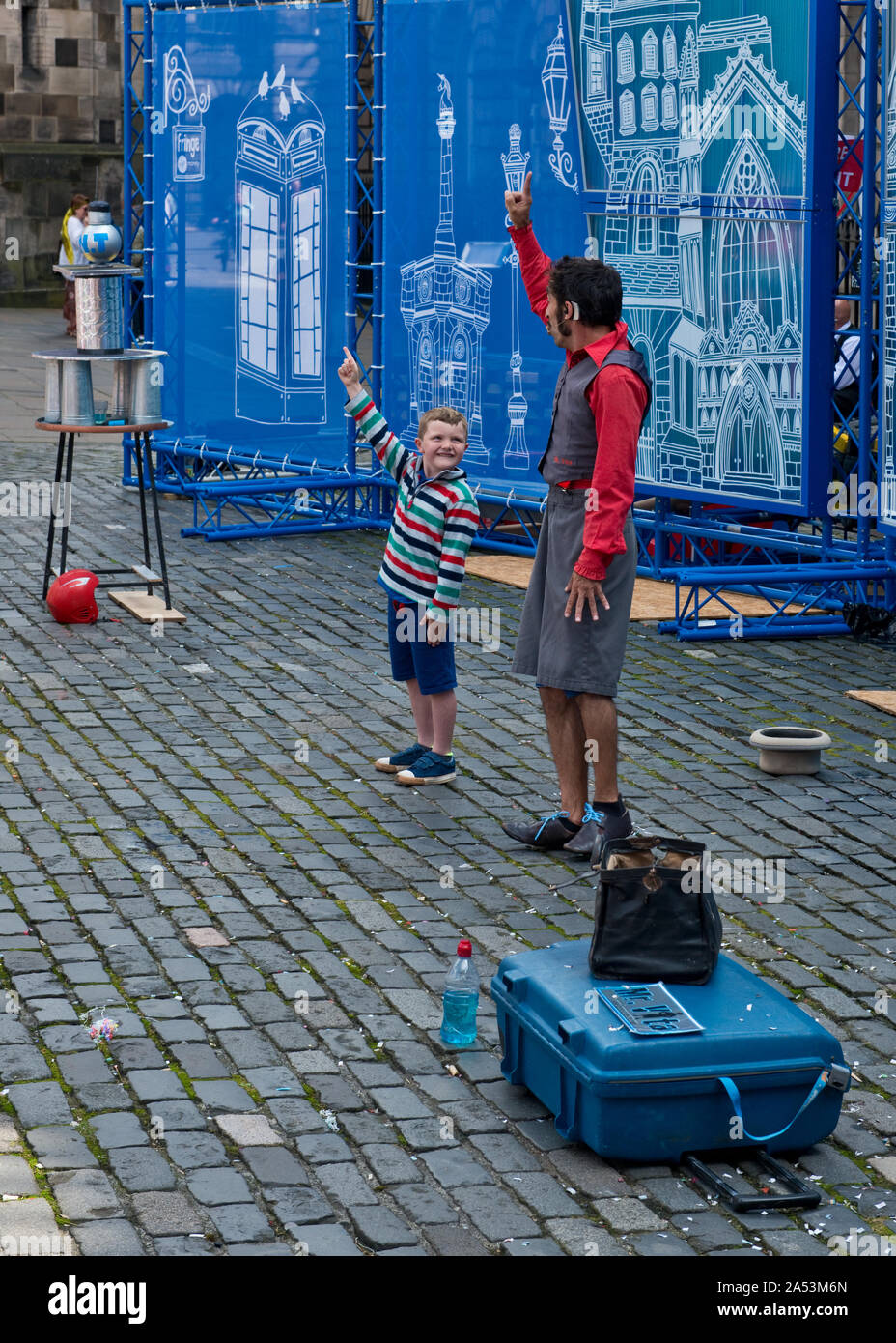 Jeune garçon dans le public prenant part à la rue. Edinburgh Fringe Festival. Royal Mile, Ecosse Banque D'Images