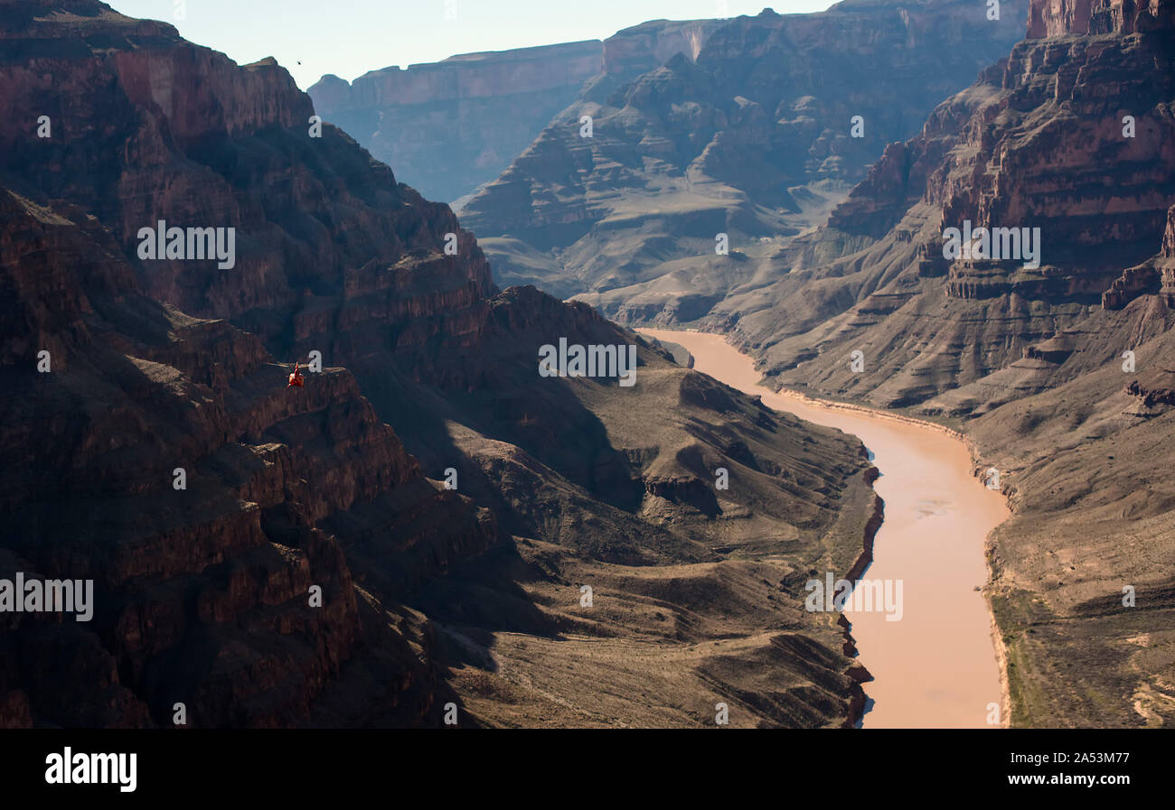 Hélicoptère au-dessus du Grand Canyon, Colorado, États-Unis Banque D'Images