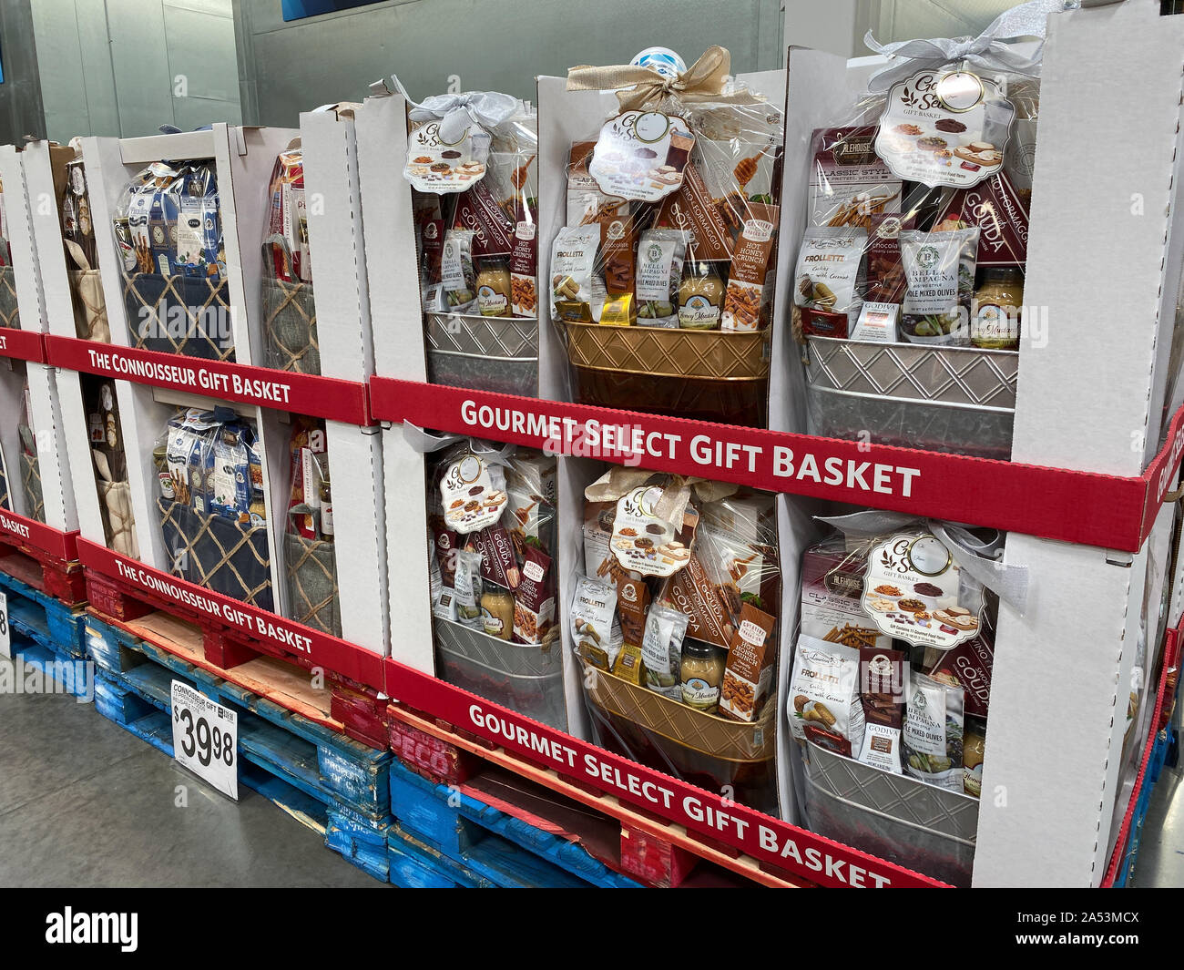 Orlando, FL/USA -10/15/19 : Le cadeau de Noël de l'allée un Sams Club Gros Détail magasin avec une variété de paniers-cadeaux de Noël nouveau prêt à être pur Banque D'Images