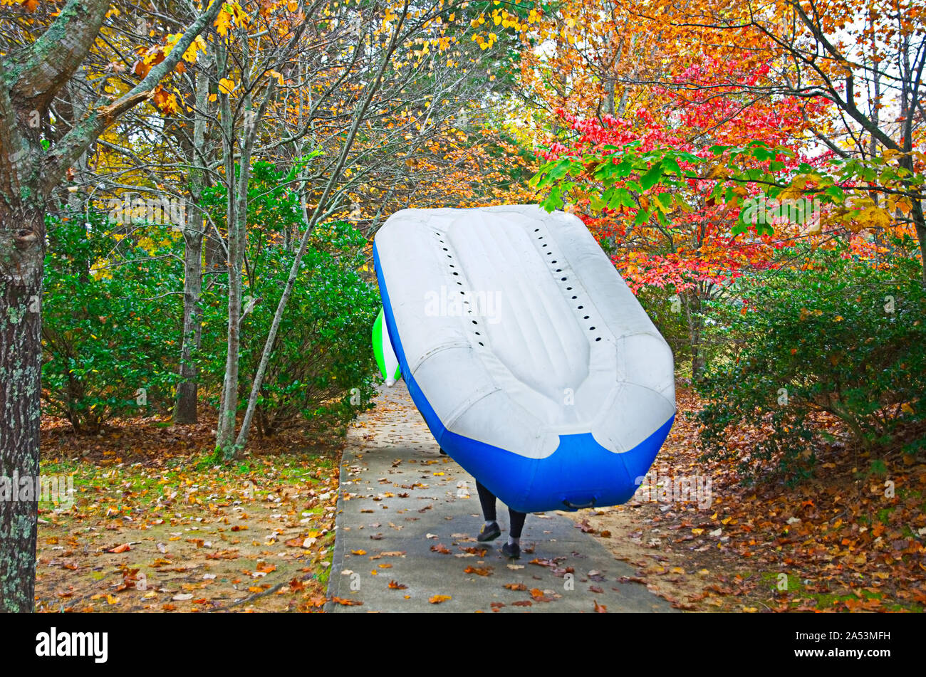Des kayaks, des canots pneumatiques, et aller à une libération de l'eau dans la gorge pour le week-end de libération de l'eau. L'automne est un beau temps pour cet événement. Banque D'Images