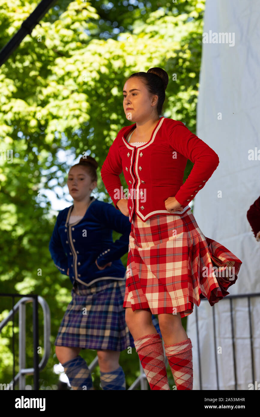 St Louis, Missouri, USA - 24 août 2019 : Festival des nations, Tower Grove park, membres de la danse Nouvelle-calédonie, portant des vêtements traditionnels, perfo Banque D'Images