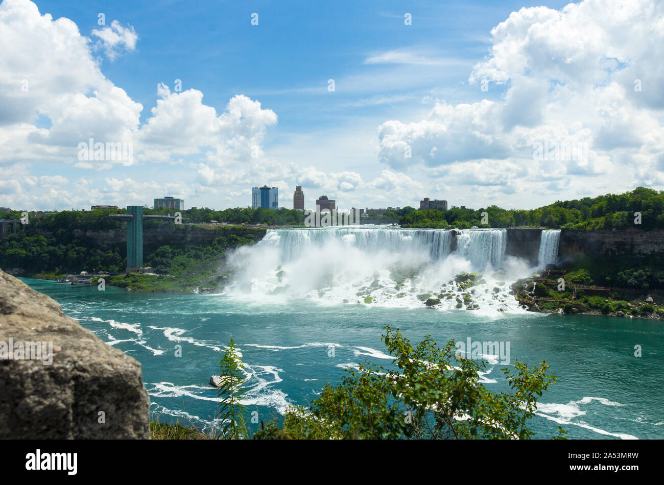 Jour tourné du Niagara Falls (American Falls), juillet 2013, l'État de New York, États-Unis d'Amérique. Cascade magnifique avec une météo. Banque D'Images Jour tourné du Niagara Falls (American Falls), juillet 2013, l'État de New York, États-Unis d'Amérique. Cascade magnifique avec une météo. Banque D'Images