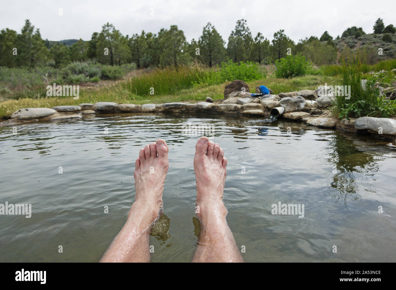 Le trempage dans un pieds mans Hot spring en Californie du Nord Banque D'Images