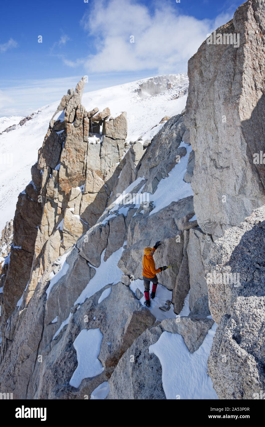 Homme de grimper le mont Muir dans les montagnes de la Sierra Nevada Banque D'Images