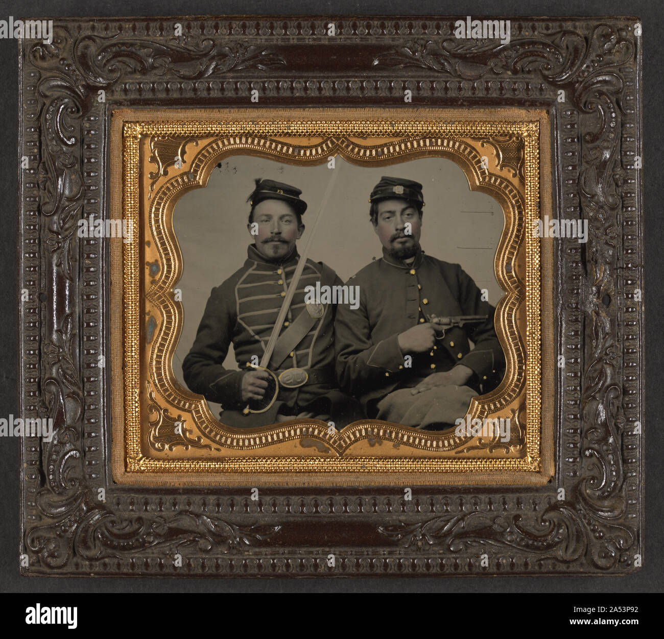 Deux soldats non identifiés dans l'uniforme de l'Union européenne, l'un portant des uniformes du musicien et holding Model 1840 épée du musicien, l'autre tenant le Colt Navy 1851 Modèle revolver Banque D'Images