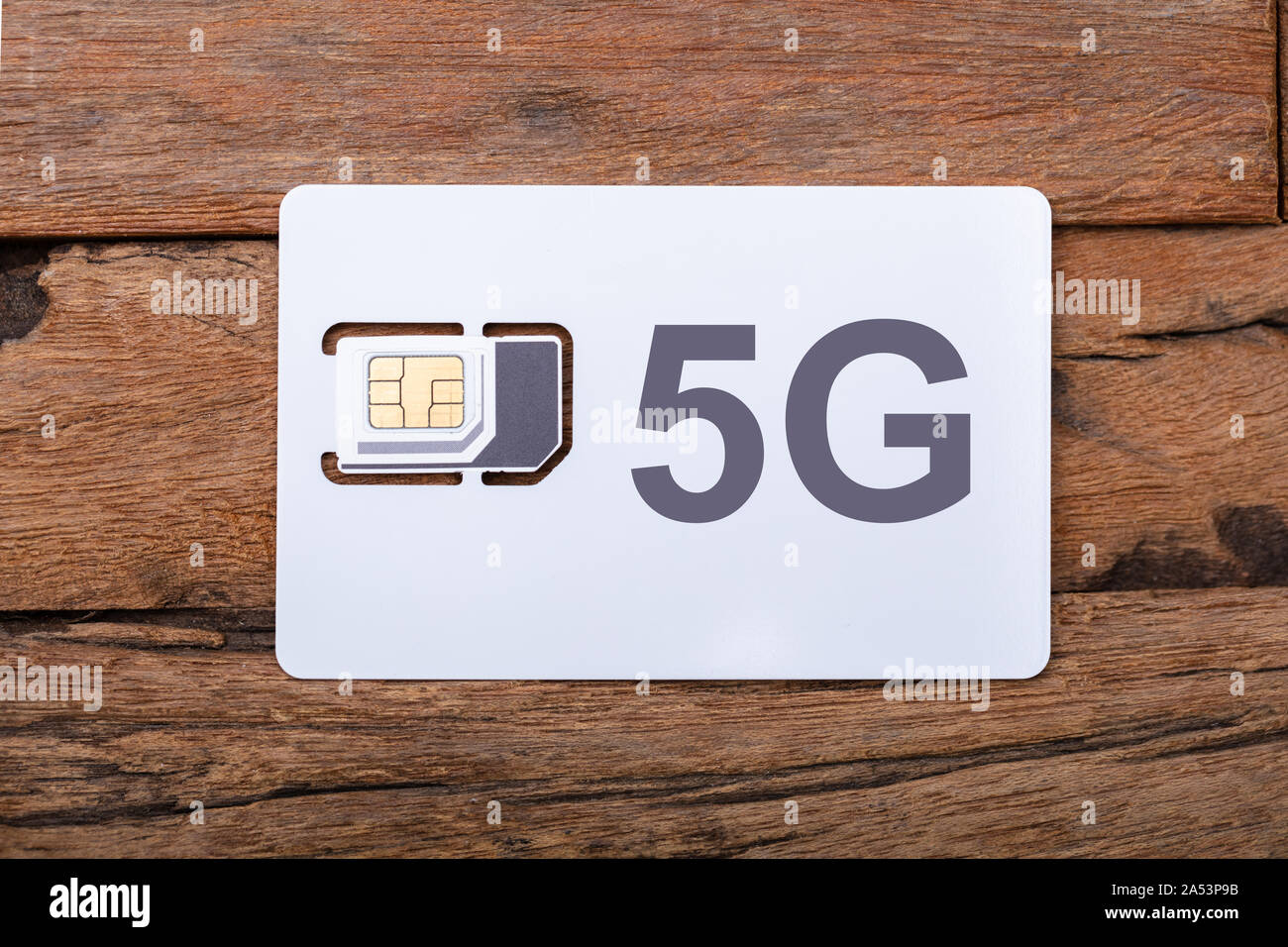 5G Mobile Phone Simcard sur table en bois Banque D'Images