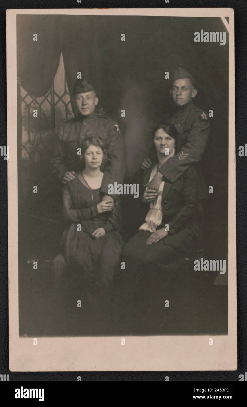 Deux soldats non identifiés du 12e Bataillon d'artillerie, 2e Division en uniforme avec deux femmes non identifiées] / Slater's Transport interurbain de Post Card Studio, 430, rue supérieure, Toledo, Ohio Banque D'Images