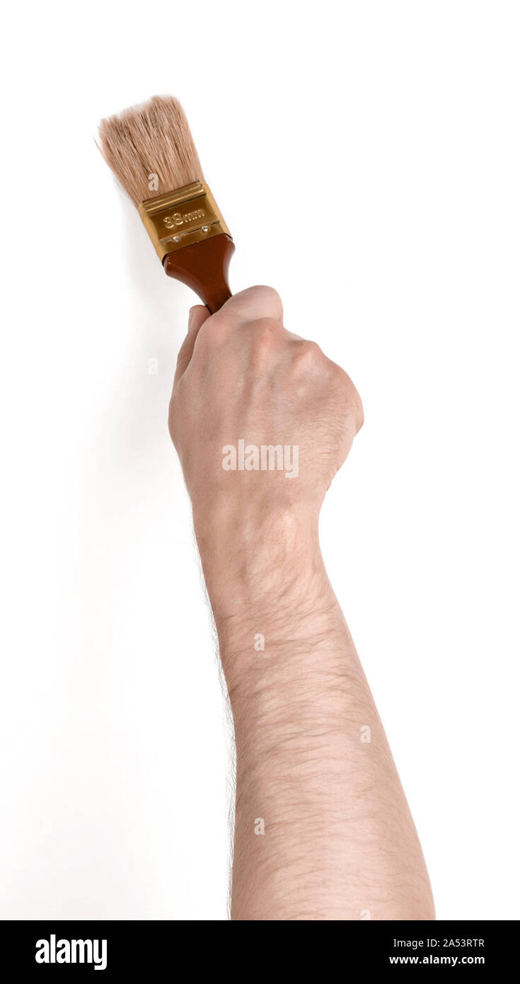 Vue rapprochée de la main de l'homme avec le pinceau, isolé sur fond blanc Banque D'Images