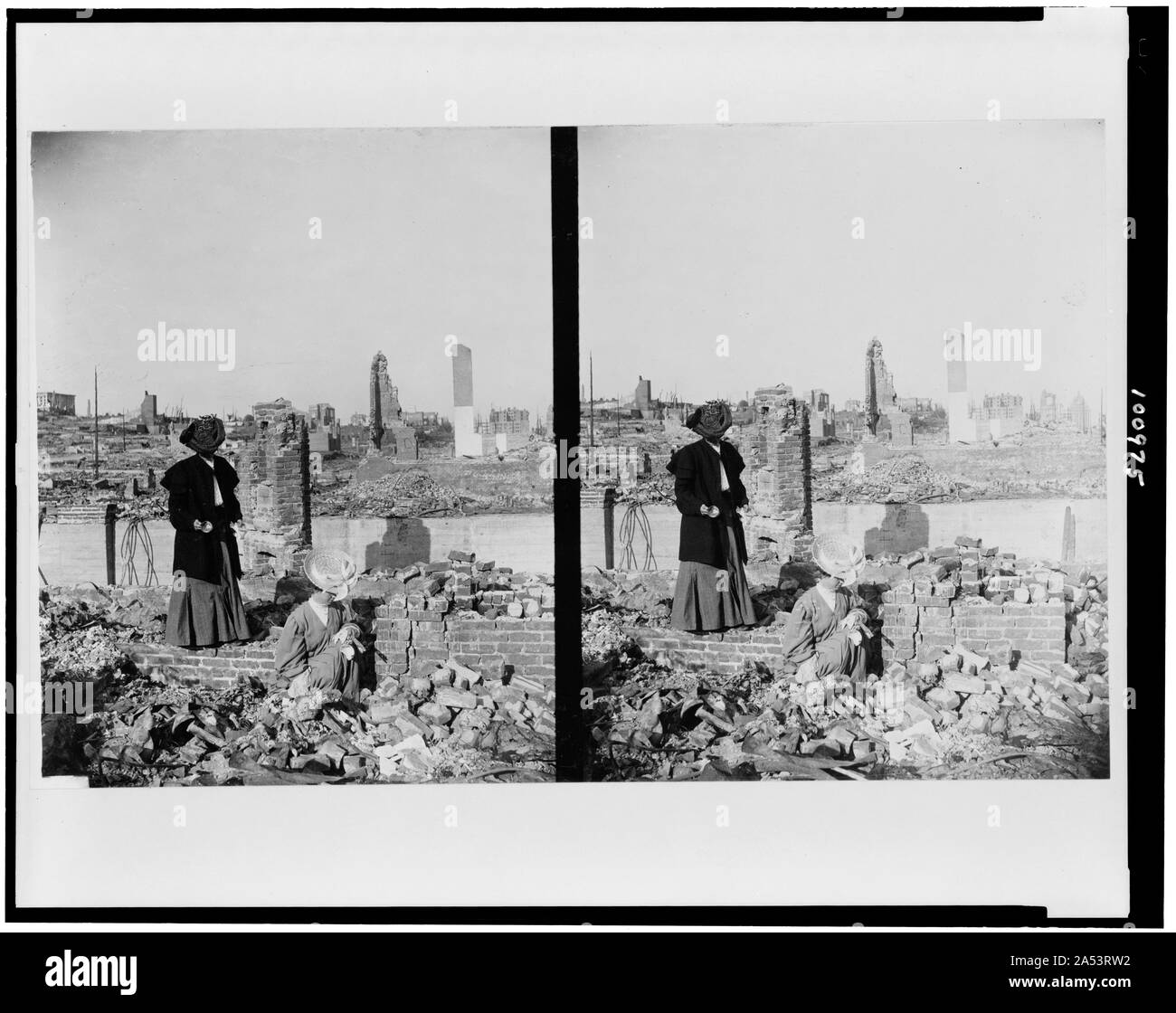 Deux femmes au milieu de briques et de décombres après le tremblement de terre de San Francisco et le feu, 1906 Banque D'Images