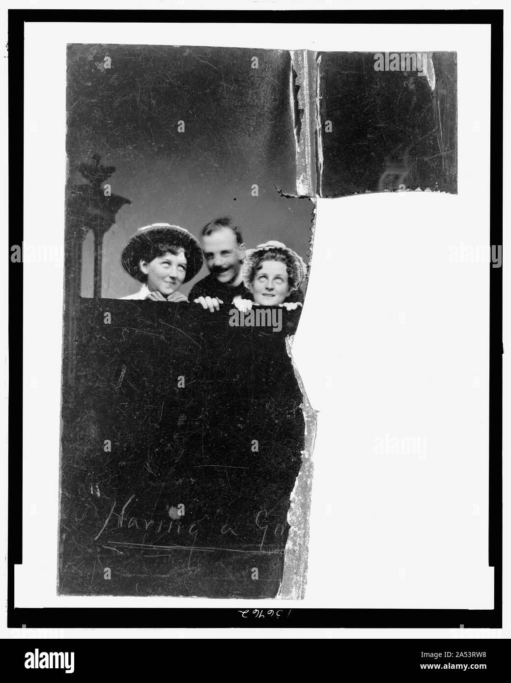 Deux femmes et un homme sur le dessus d'un rideau Banque D'Images