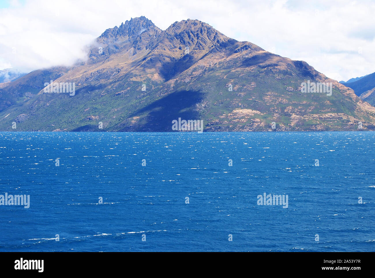 Les Alpes du Sud vu de la rive du lac Wakatipu, Nouvelle-Zélande Île du Sud Banque D'Images