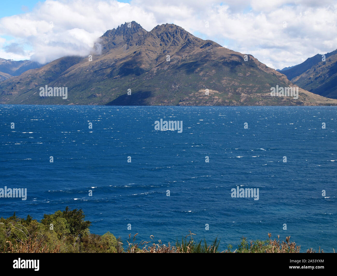 Les Alpes du Sud vu de la rive du lac Wakatipu, Nouvelle-Zélande Île du Sud Banque D'Images