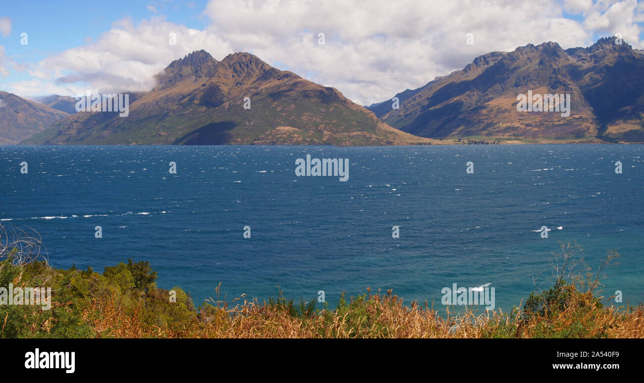 Les Alpes du Sud vu de la rive du lac Wakatipu, Nouvelle-Zélande Île du Sud Banque D'Images