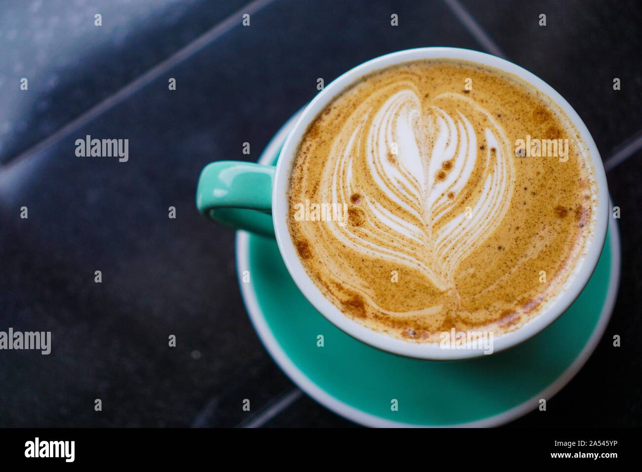 Cafe latte avec latte art Banque D'Images