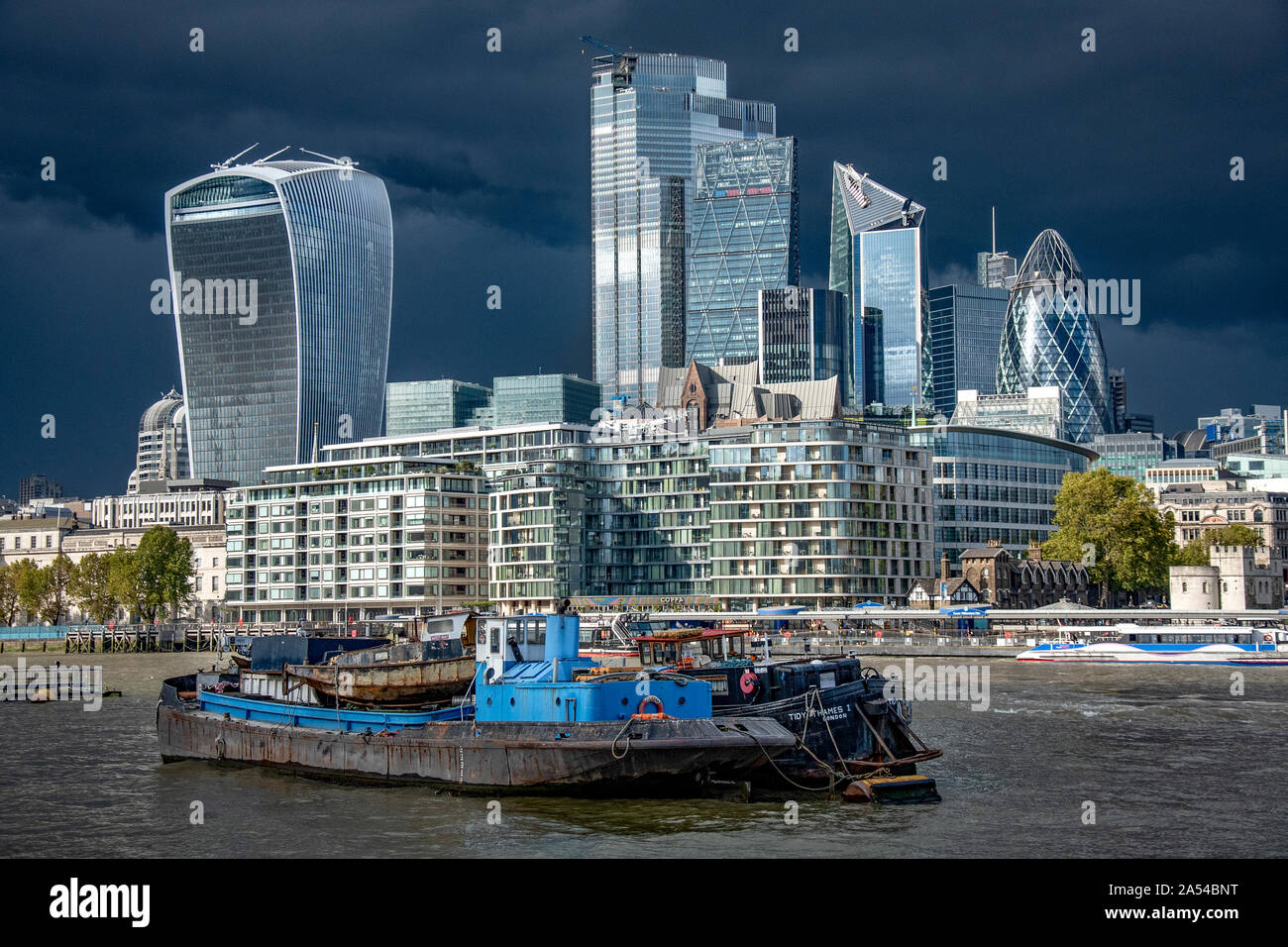 Londres orageux sur la ville. Vu de Southbank. Banque D'Images