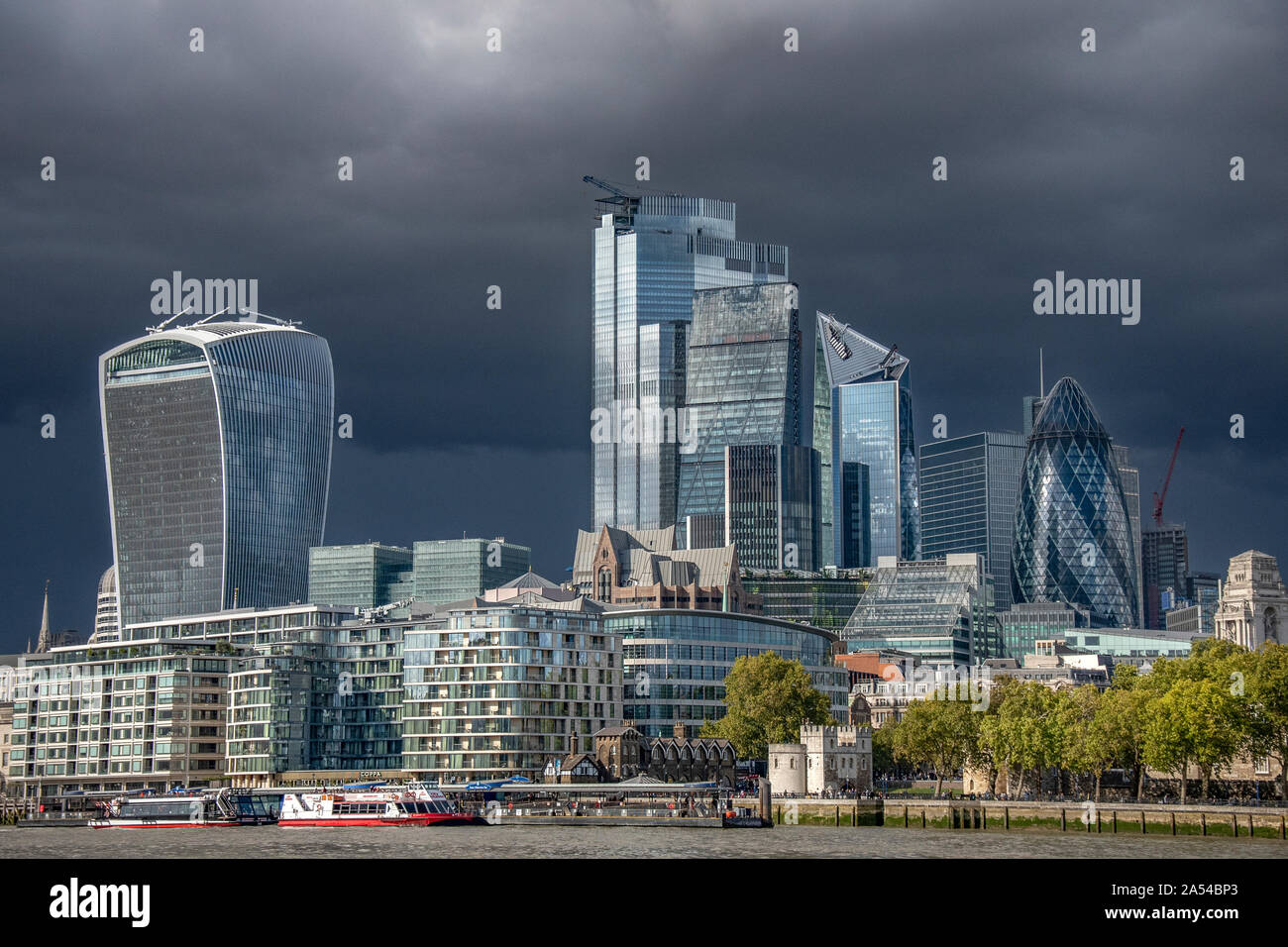 Londres orageux sur la ville. Vu de Southbank. Banque D'Images