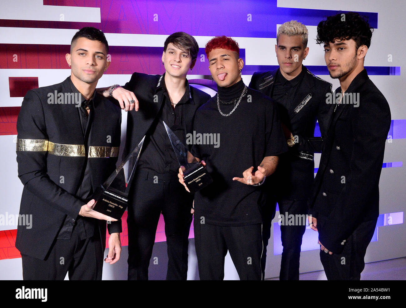 Los Angeles, United States. 17 Oct, 2019. (L-R) Brian Erick Colon, Christopher Velez, Richard Camacho, Zabdiel de Jesus et Joel Pimentel, de CNCO, apparaissent avec leurs prix pour backstage artistes Pop préférés et duo ou groupe préférés au cours de la cinquième conférence annuelle de l'American Music Awards au Théâtre Dolby dans la section Hollywood de Los Angeles, le jeudi, 17 octobre 2019. Cet événement annuel rend hommage à des réalisations exceptionnelles pour les artistes dans la région de l'industrie de la musique. Photo par Jim Ruymen/UPI UPI : Crédit/Alamy Live News Banque D'Images