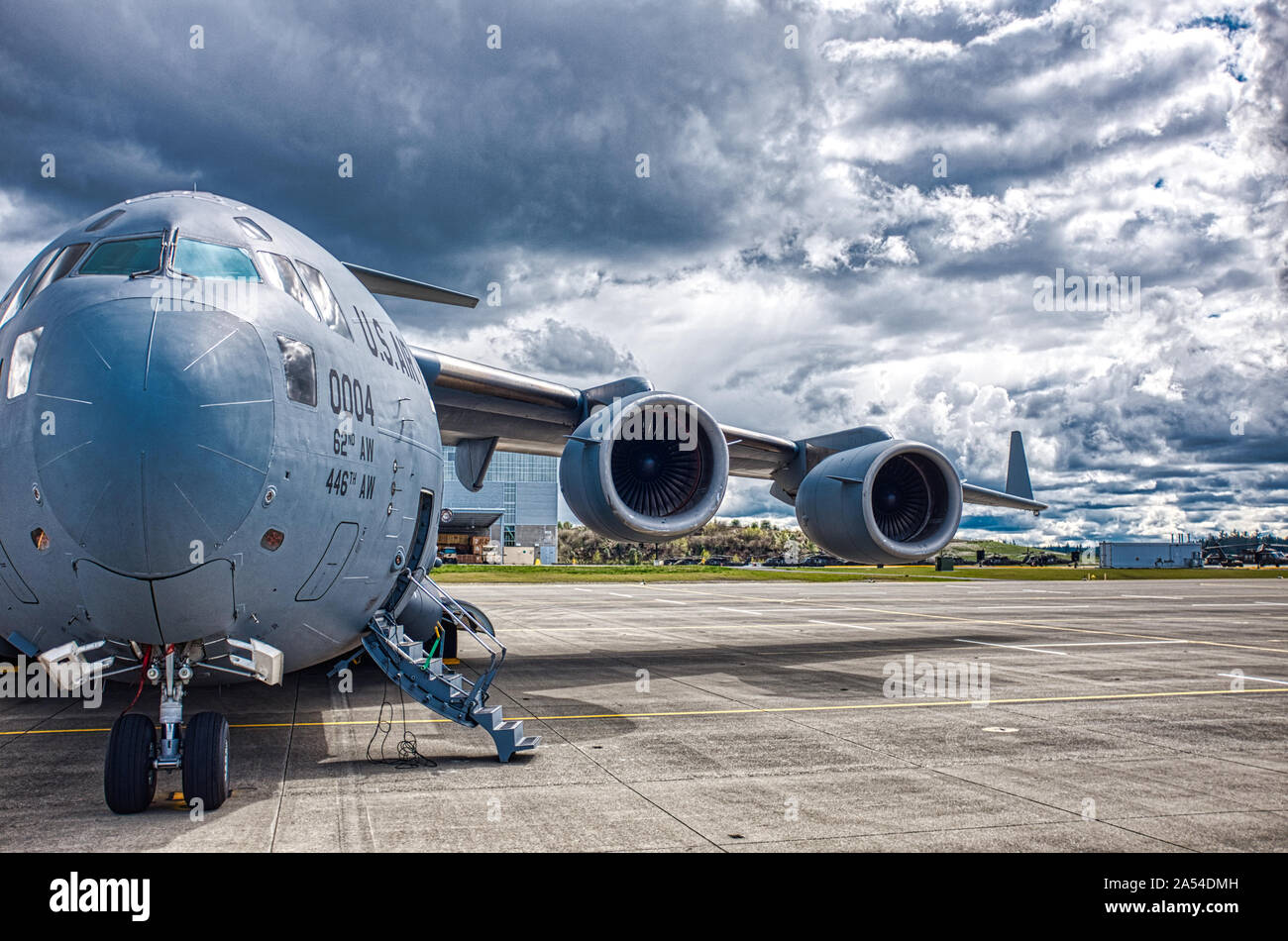 Un C-17 Globemaster III basée à McChord AFB, Washington se situe sous un ciel nuageux à Gray AAF après l'accomplissement d'une sortie de formation sur l'Est de Washington le 12 avril 2019. Banque D'Images
