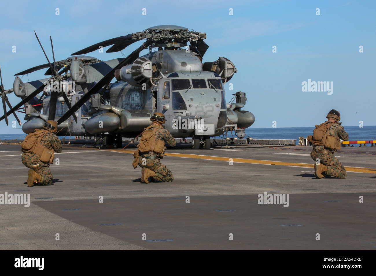 Les Marines américains avec Fox Company, l'Équipe de débarquement du bataillon, 2e Bataillon, 8e Régiment de Marines, 26e Marine Expeditionary Unit (MEU), effectuer des exercices de l'équipe d'incendie dans le poste de pilotage de l'assaut amphibie USS Bataan (DG 5) au cours de l'exercice de l'unité de formation Composite (COMPTUEX) dans l'Océan Atlantique le 12 octobre 2019. Bataan est en cours la réalisation d'une COMPTUEX avec le groupe amphibie Bataan et 26e MEU. (U.S. Marine Corps photo par Lance Cpl. Gary Jayne III) Banque D'Images