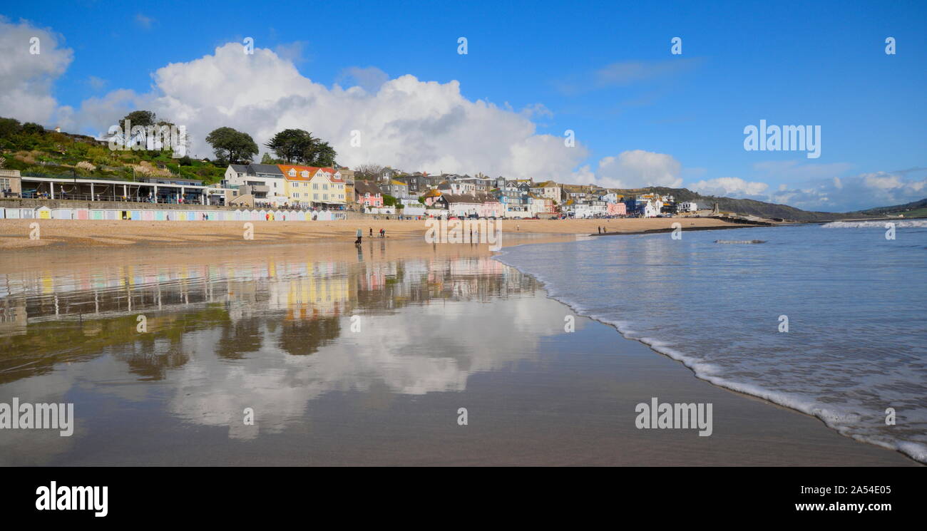 Plage de sable à Lyme Regis, dans le Dorset durant la marée basse Banque D'Images