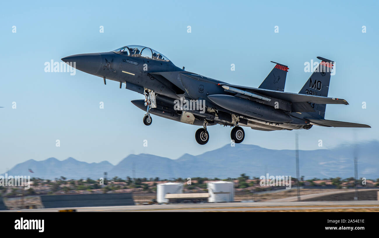 Un F-15E Strike Eagle fighter jet affecté à la 391e Escadron de chasse à Mountain Home Air Force Base, Texas, décolle de la base aérienne Nellis AFB, Nevada, le 27 août, 2019. La 391e mission-FS est prêt à planifier et exécuter tous les temps, de jour ou de nuit de manière à y inclure l'interdiction d'escorte, l'appui aérien rapproché, défensive contre-air et la suppression des défenses aériennes. (U.S. Air Force photo par un membre de la 1re classe Dwane R. Young) Banque D'Images