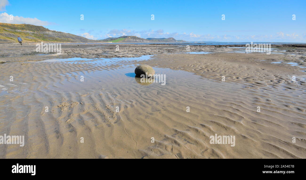 Rock sur plage de sable près de Charmouth, Dorset durant la marée basse Banque D'Images