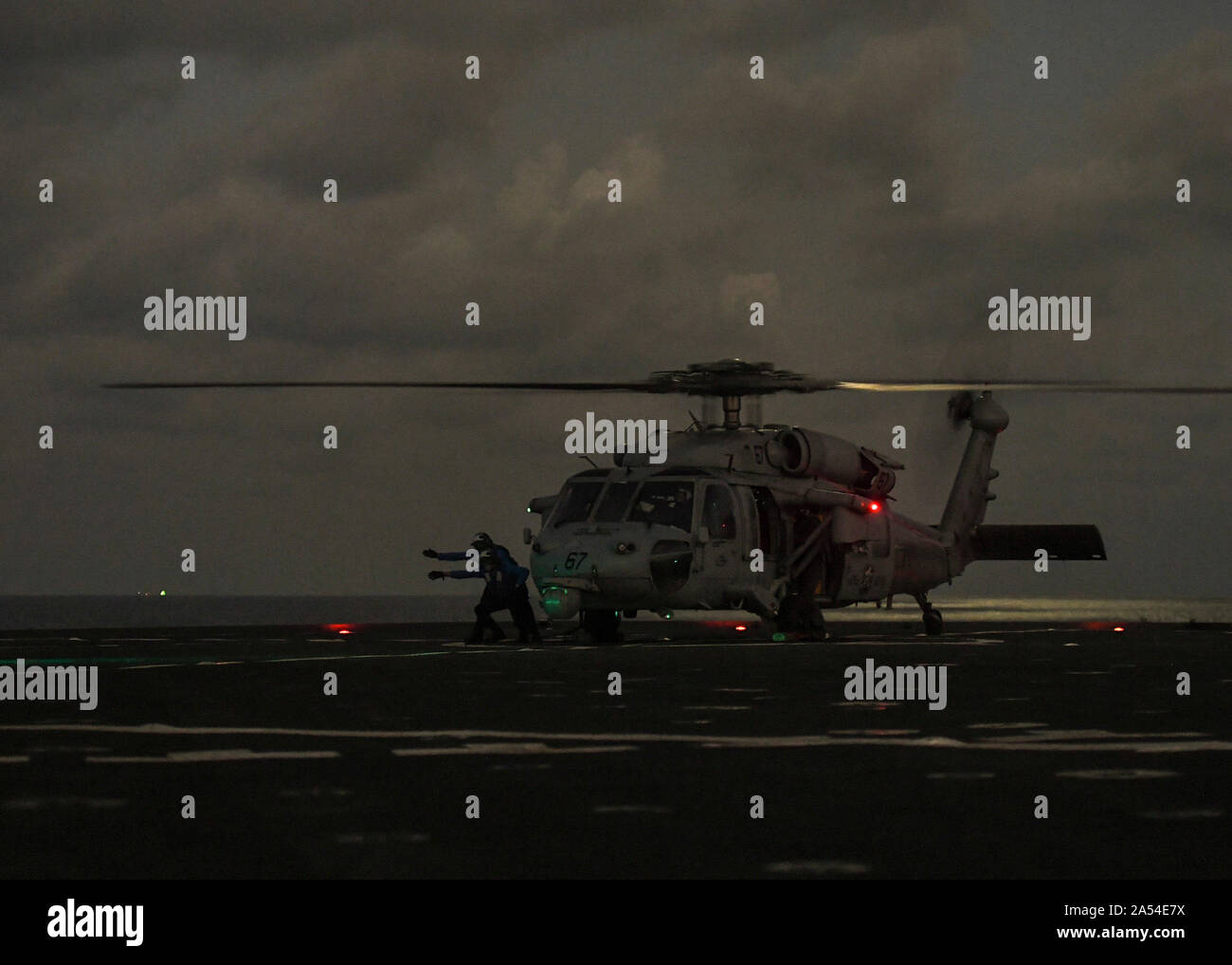 La baie de Manille (oct. 11, 2019) Un Sea Hawk MH-60S'cycles rotors sur le poste de pilotage de la classe Whidbey Island landing ship dock USS Germantown (LSD 42) lors de l'exercice KAMANDAG 3. La Germantown participe à KAMANDAG 3, des Philippins, dirigée par l'exercice bilatéral avec les États-Unis, visant à accroître la lutte contre le terrorisme, l'aide humanitaire et des secours en cas de catastrophe grâce à des échanges militaires que renforcer le partenariat et la capacité de répondre rapidement aux crises dans la région Indo-Pacifique. KAMANDAG est un acronyme pour l'expression "Kaagapay Philippines ng mga Mandirigma Ng, Dagat' Banque D'Images