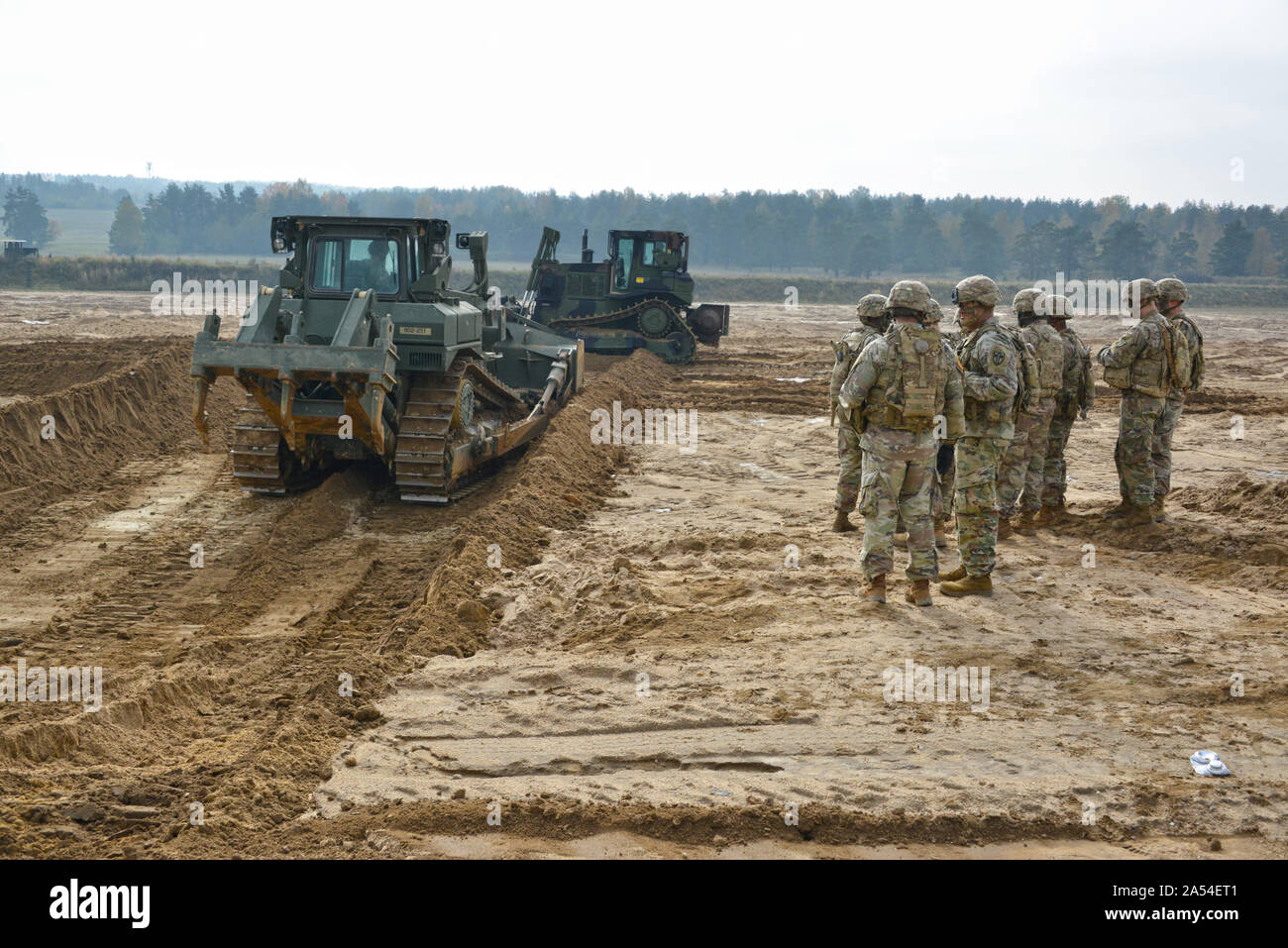 Des soldats américains avec ingénieur 902nd Construction Company, 15e bataillon du génie, 18e Brigade de police militaire, de formation ingénieur conduite à la 7ème commande d'entraînement de l'Armée Formation Grafenwoehr, Allemagne, le 15 octobre 2019. (U.S. Photo de l'armée par Gertrud Zach) Banque D'Images