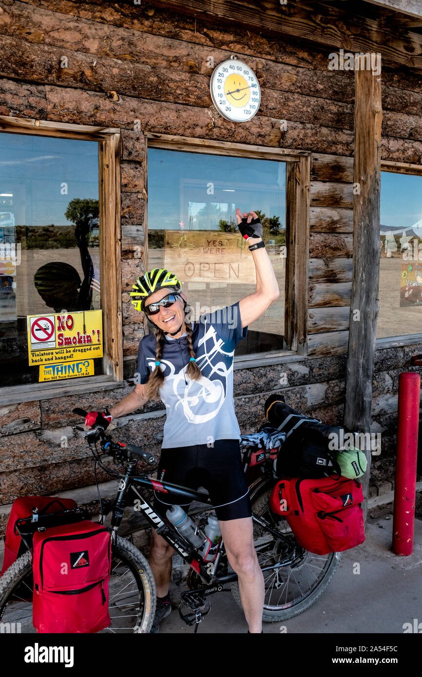 NM00109-00...NOUVEAU MEXIQUE - à 9:15 AM La température est déjà 82 à l'ombre de la ville de Great Divide Separ le long de la Route de vélo de montagne. Banque D'Images