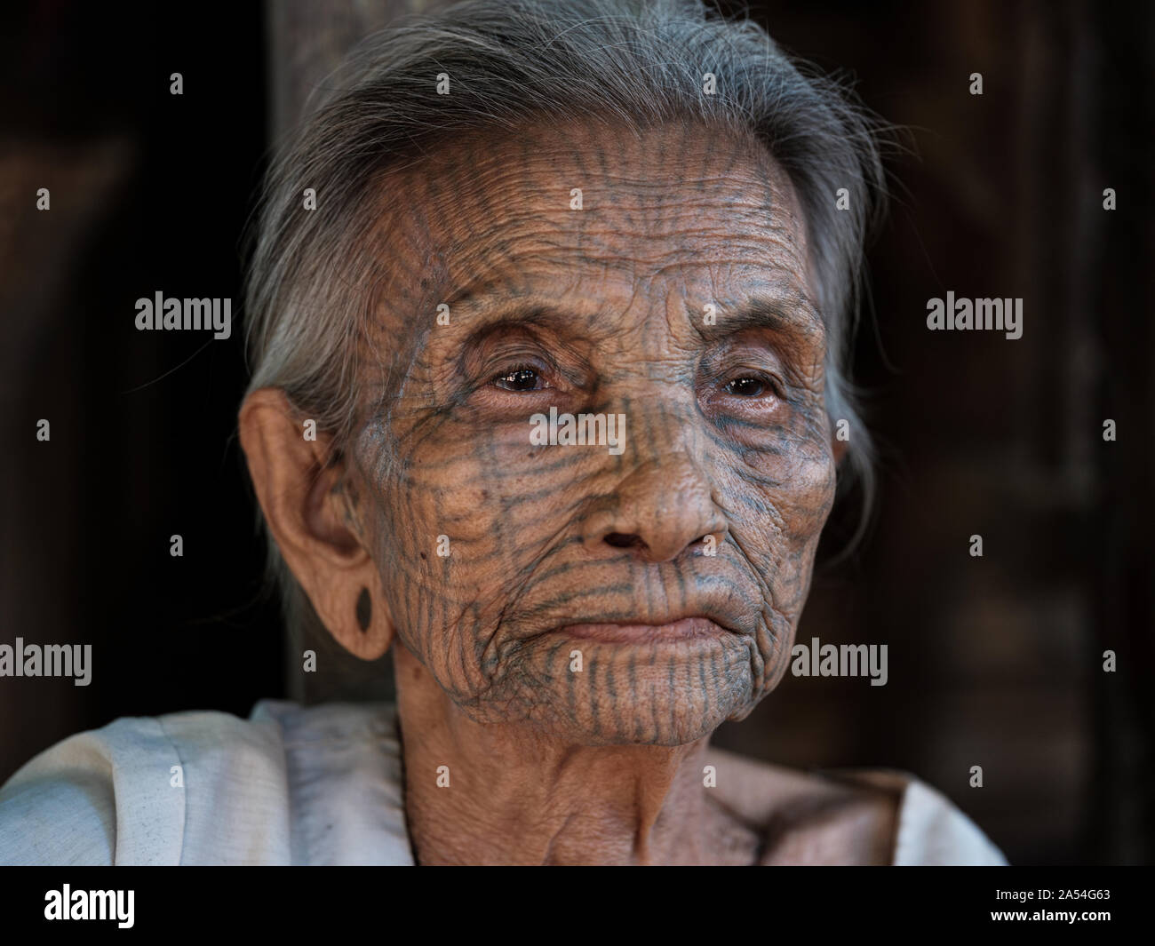 MRAUK U, LE MYANMAR - CIRCA DÉCEMBRE 2017 : Portrait de femme au visage de tatouage d'un village Chin dans la région éloignée de Mrauk U, l'État de Rakhine. Banque D'Images