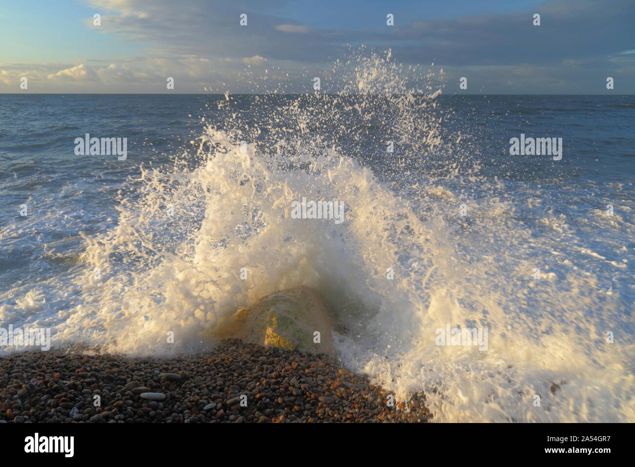 Splash vague sur le rocher sur la côte jurassique du Devon Banque D'Images